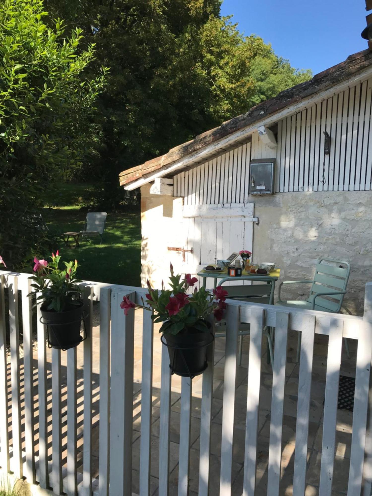 Le Val Du Pech Chantant Chambres D'Hotes Pern Exterior foto